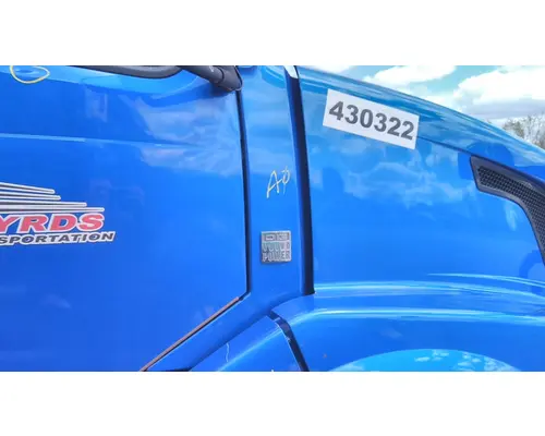 VOLVO VNL COWL