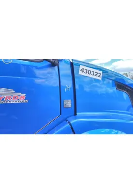 VOLVO VNL COWL