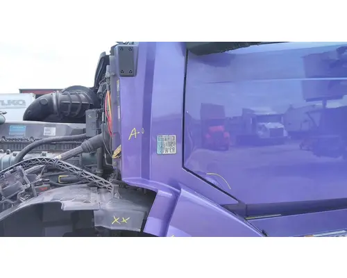 VOLVO VNL COWL