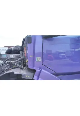 VOLVO VNL COWL