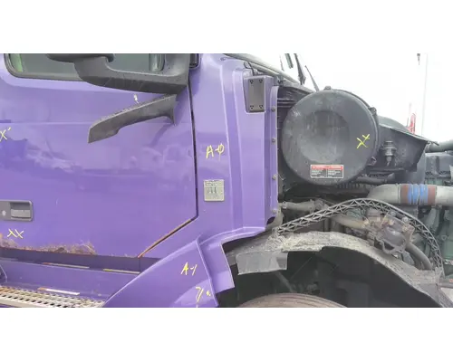 VOLVO VNL COWL