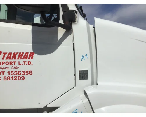 VOLVO VNL COWL