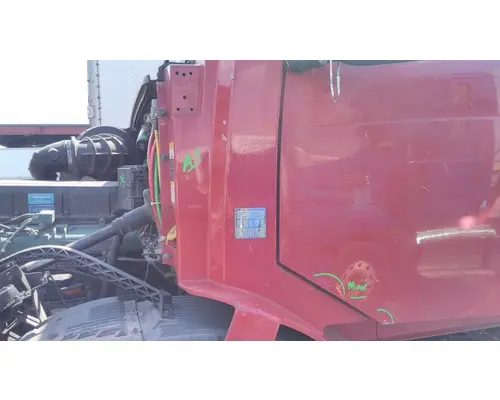 VOLVO VNL COWL