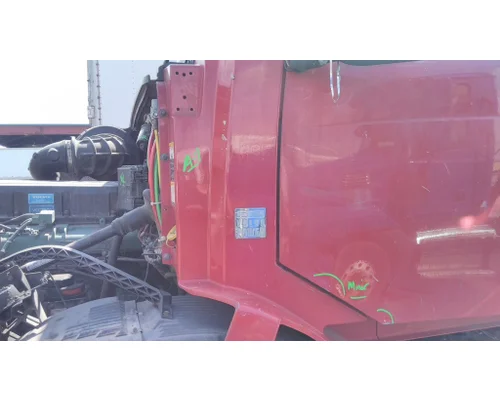 VOLVO VNL COWL