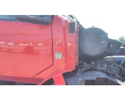 VOLVO VNL COWL