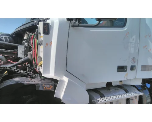 VOLVO VNL COWL