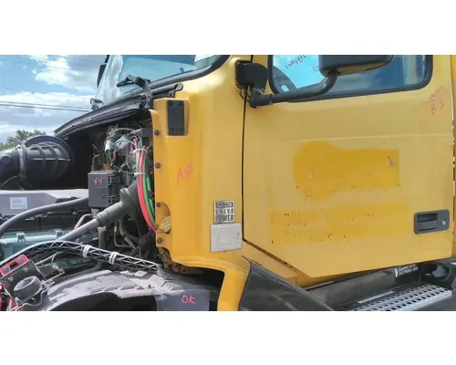 VOLVO VNL COWL