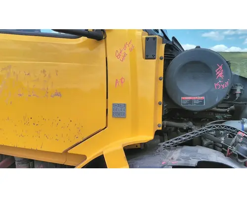 VOLVO VNL COWL
