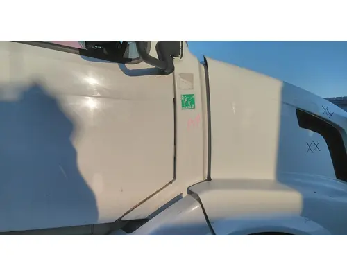 VOLVO VNL COWL