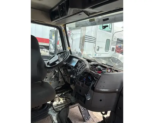 VOLVO VNL Cab