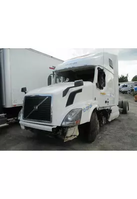 VOLVO VNL Cowl