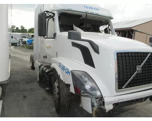 VOLVO VNL Cowl