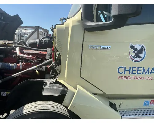 VOLVO VNL Cowl