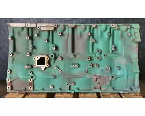 VOLVO VNL Cylinder Block