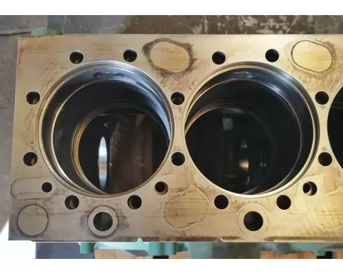 VOLVO VNL Cylinder Block
