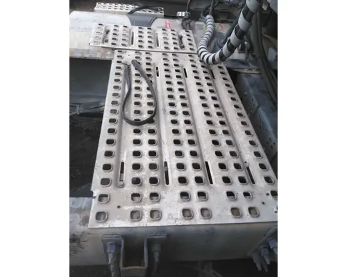 VOLVO VNL DECK (CATWALK) STEP