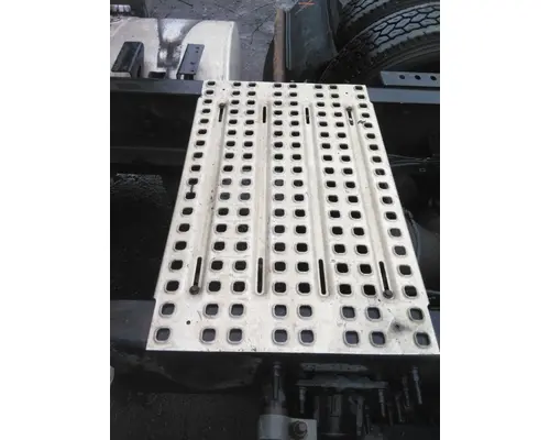 VOLVO VNL DECK (CATWALK) STEP