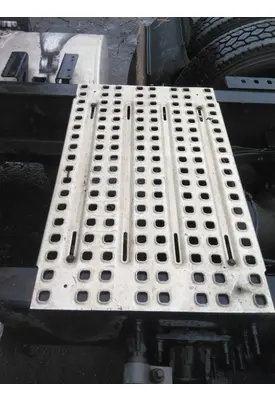 VOLVO VNL DECK (CATWALK) STEP