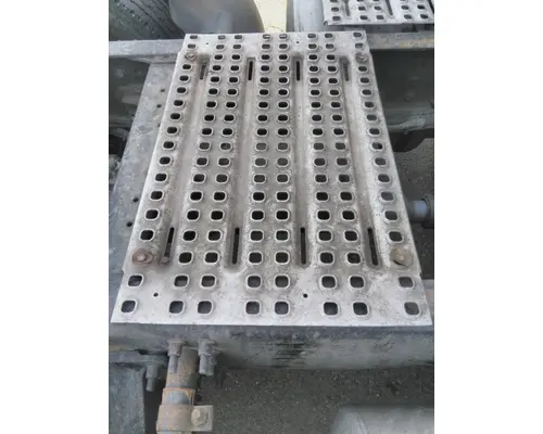VOLVO VNL DECK (CATWALK) STEP