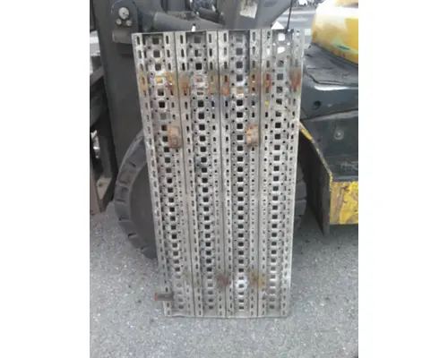 VOLVO VNL DECK (CATWALK) STEP