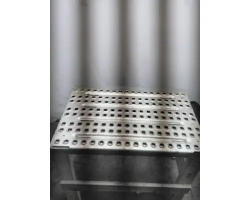 VOLVO VNL DECK (CATWALK) STEP