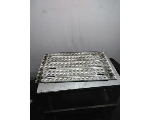 VOLVO VNL DECK (CATWALK) STEP