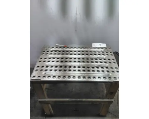 VOLVO VNL DECK (CATWALK) STEP