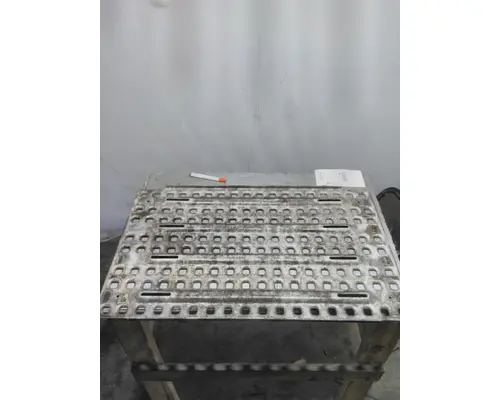 VOLVO VNL DECK (CATWALK) STEP