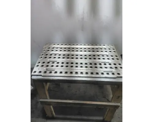 VOLVO VNL DECK (CATWALK) STEP