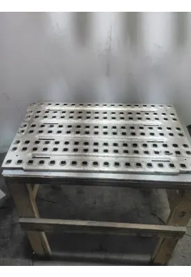 VOLVO VNL DECK (CATWALK) STEP