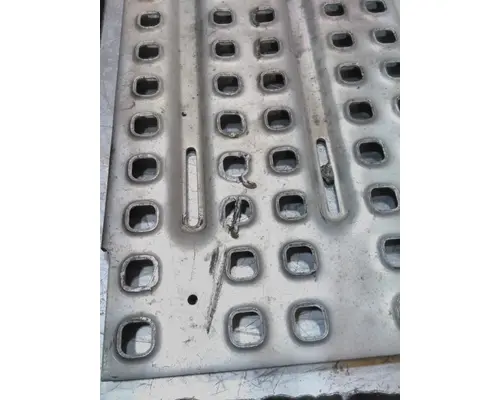 VOLVO VNL DECK (CATWALK) STEP