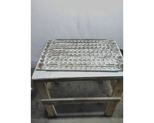 VOLVO VNL DECK (CATWALK) STEP