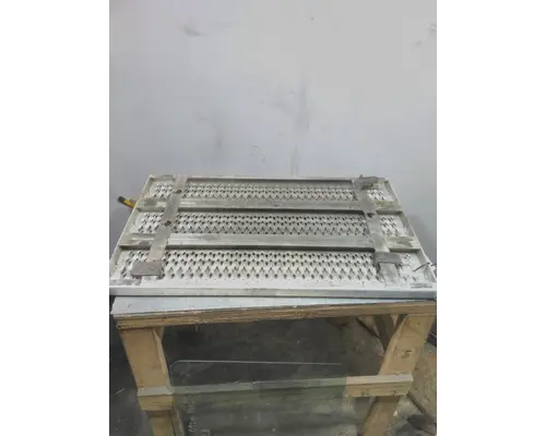 VOLVO VNL DECK (CATWALK) STEP