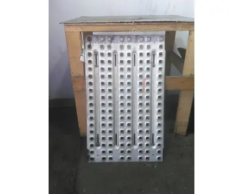 VOLVO VNL DECK (CATWALK) STEP