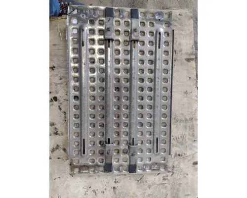 VOLVO VNL DECK (CATWALK) STEP