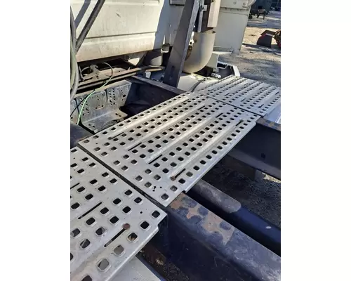 VOLVO VNL DECK (CATWALK) STEP