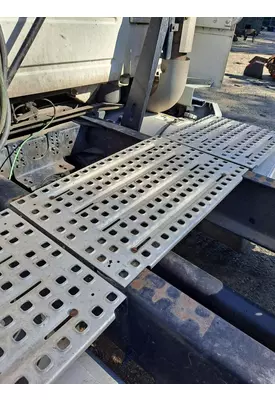 VOLVO VNL DECK (CATWALK) STEP