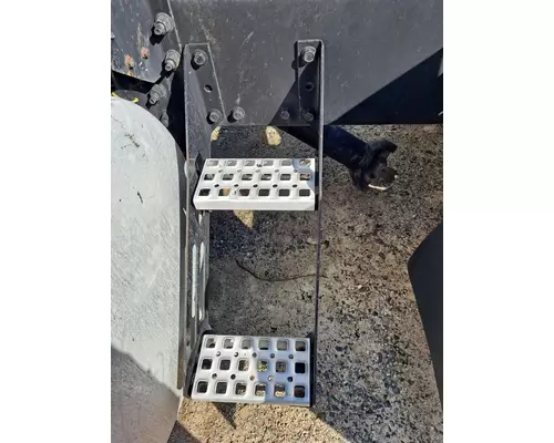 VOLVO VNL DECK (CATWALK) STEP