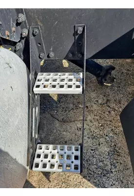 VOLVO VNL DECK (CATWALK) STEP