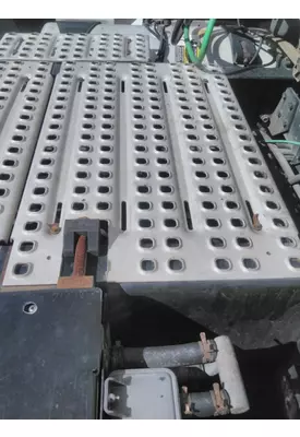 VOLVO VNL DECK (CATWALK) STEP