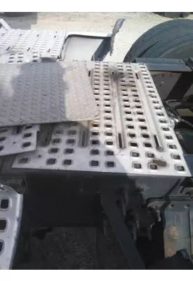 VOLVO VNL DECK (CATWALK) STEP