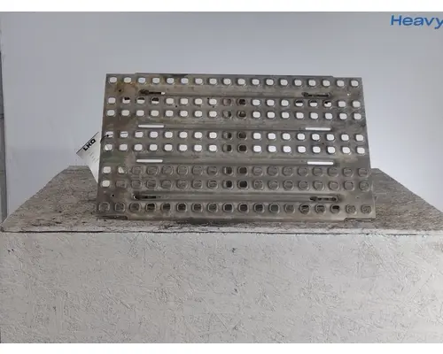 VOLVO VNL DECK (CATWALK) STEP