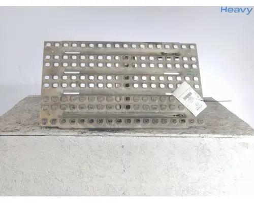 VOLVO VNL DECK (CATWALK) STEP