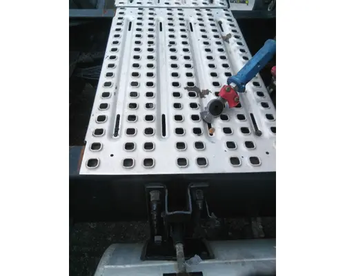 VOLVO VNL DECK (CATWALK) STEP