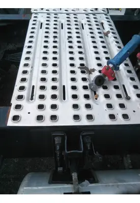 VOLVO VNL DECK (CATWALK) STEP