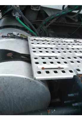 VOLVO VNL DECK (CATWALK) STEP