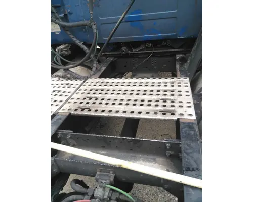 VOLVO VNL DECK (CATWALK) STEP