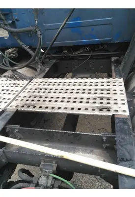 VOLVO VNL DECK (CATWALK) STEP
