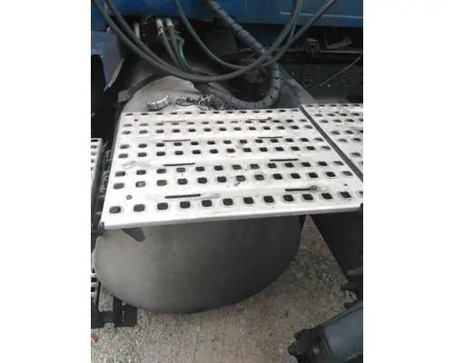 VOLVO VNL DECK (CATWALK) STEP