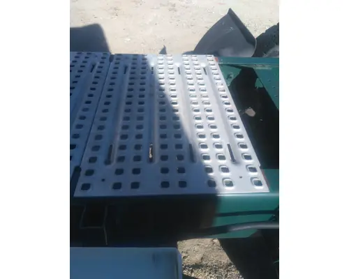 VOLVO VNL DECK (CATWALK) STEP